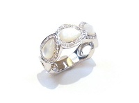 繊細なデザインが魅力のホワイト色ジュエリーを入荷いたしました♪