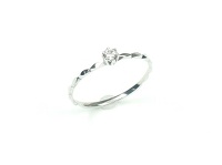 H＆Cを使用した繊細なダイヤリングです☆