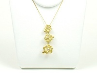 バラモチーフが華やかなダイヤペンダントネックレスです☆彡