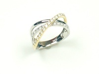 プラチナとゴールドのコンビリングです☆