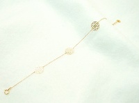 透かしが可愛いブレスレットです♪