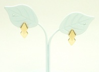 鏡面仕上げの地金がモードな印象のピアスです✦