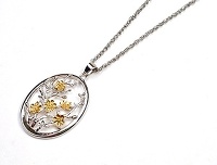 絵画のようなお花が印象的なペンダントネックレスです♪