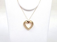立体感のあるオープンハートのペンダントネックレスです♪